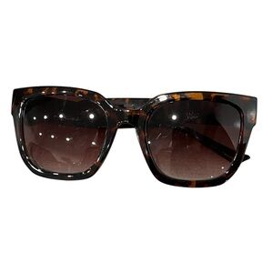 O by Oscar De La Renta Sunglasses Model 1327 215 Faux Tortoise Shell Frame